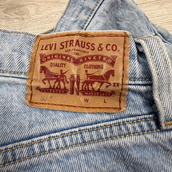 Levis 501 Original High Rise Distressed Denim Shorts Light Wash Blue Womens 25 - Picture 2 of 8